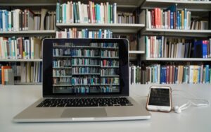 Laptop in der Universitätsbibliothek