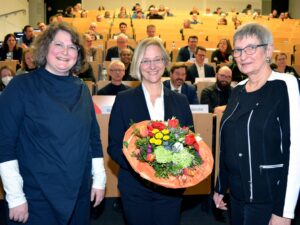 Prof’in Dr. Silke Schwandt (l.) und Dr. Annet-te Fugmann-Heesing (r.) und gratulieren der neuen Rektorin Prof‘in Dr. Angelika Epple.